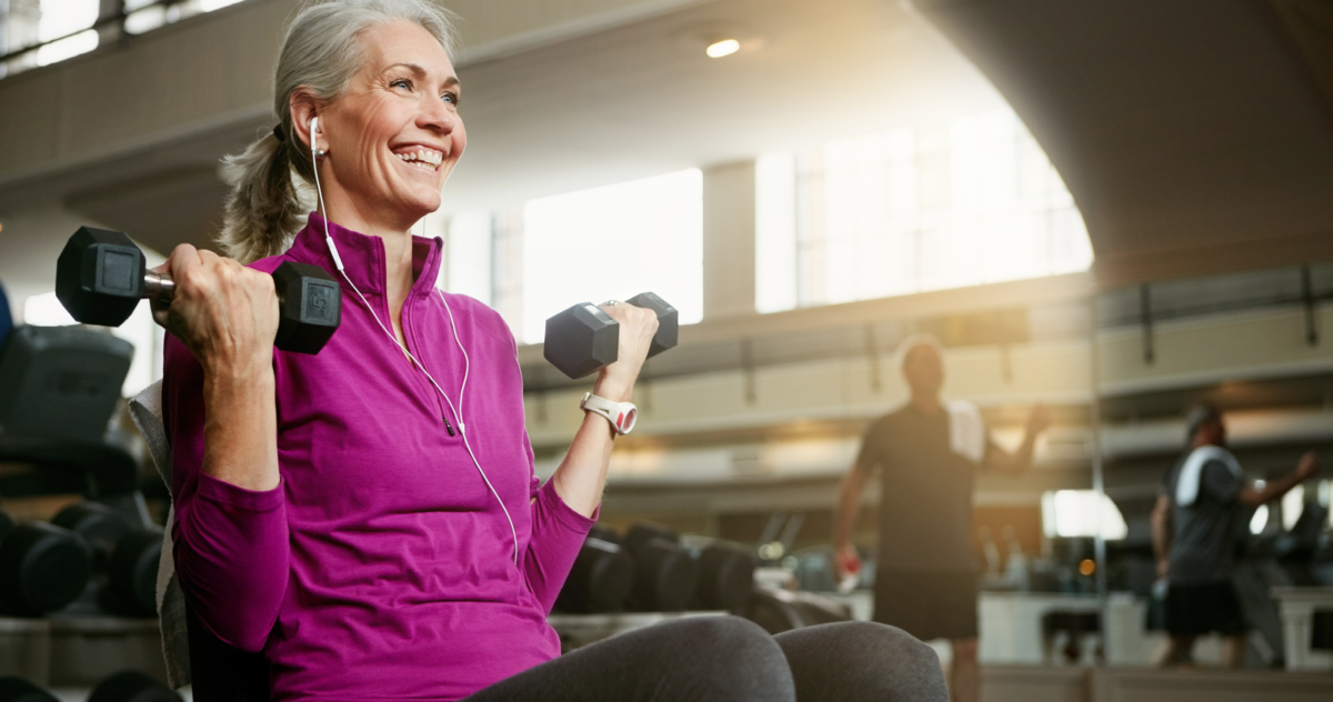 Äldre kvinna tränar på gym för sin skelettstyrka