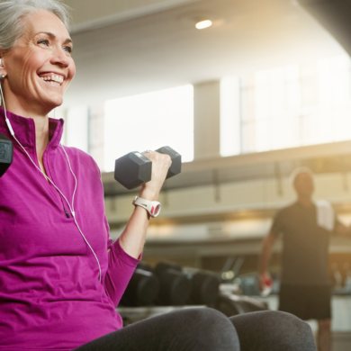 Äldre kvinna tränar på gym för sin skelettstyrka